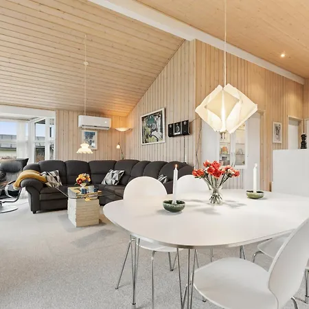 With Indoor Near The Sea Feriehus